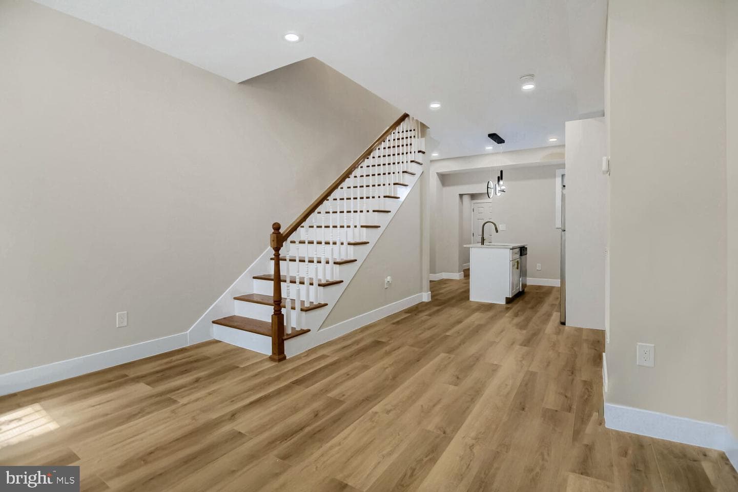 2542 Oswego Avenue photo 4