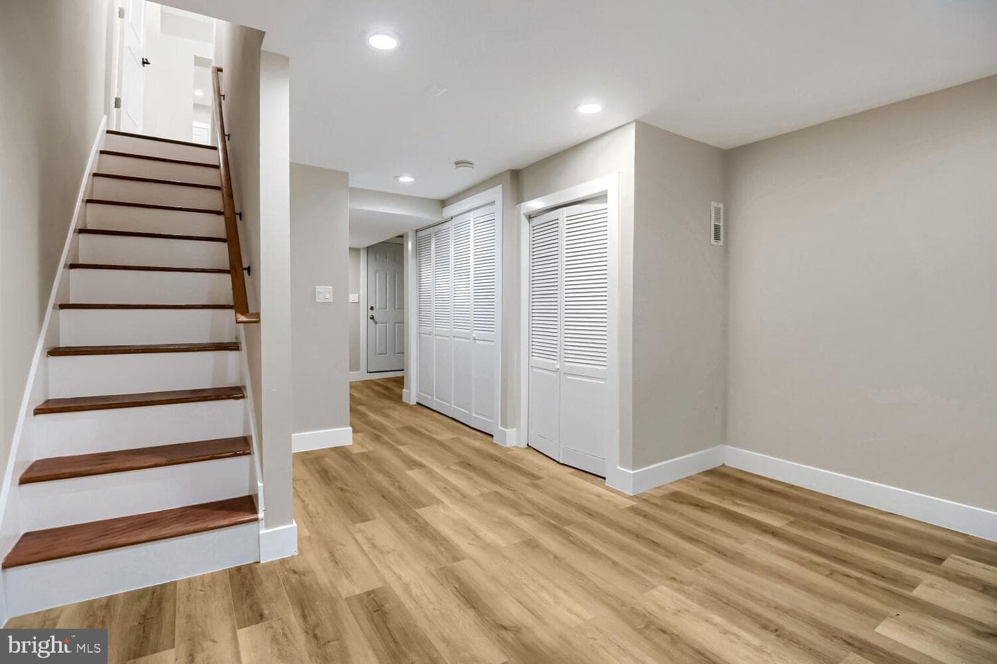2542 Oswego Avenue photo 9