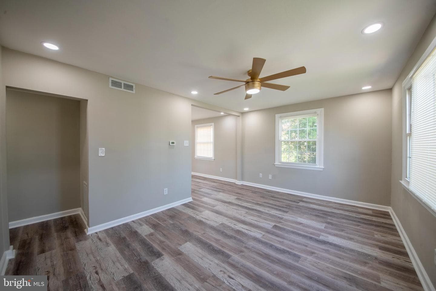 3810 N Rogers Avenue photo 4