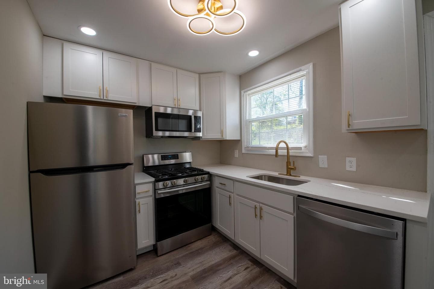 3810 N Rogers Avenue photo 9