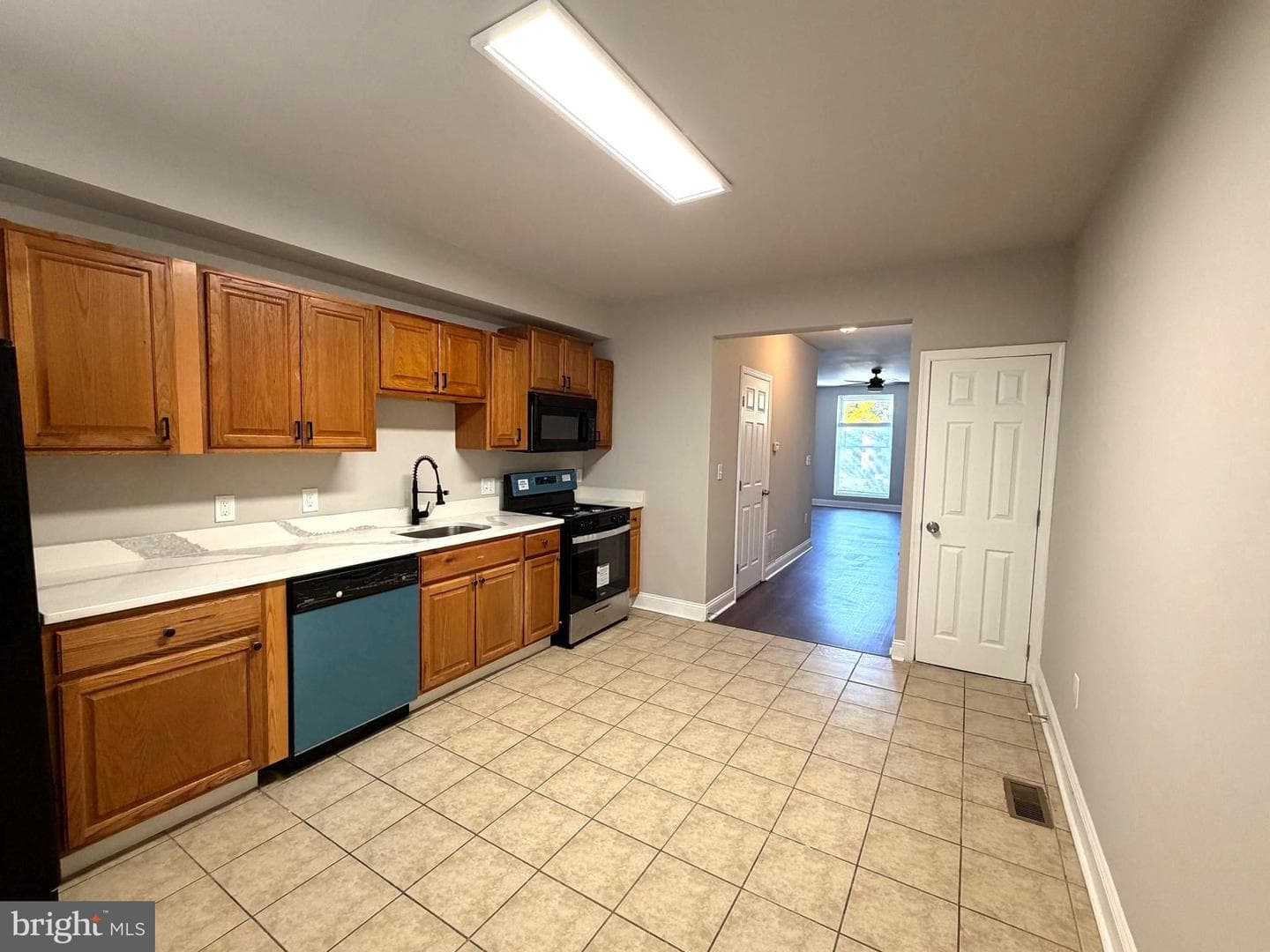 2813 E Madison Street photo 10