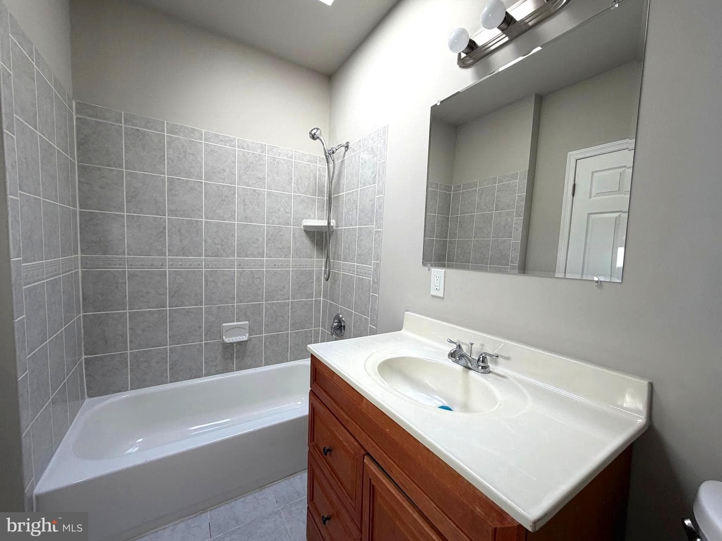 2813 E Madison Street photo 13