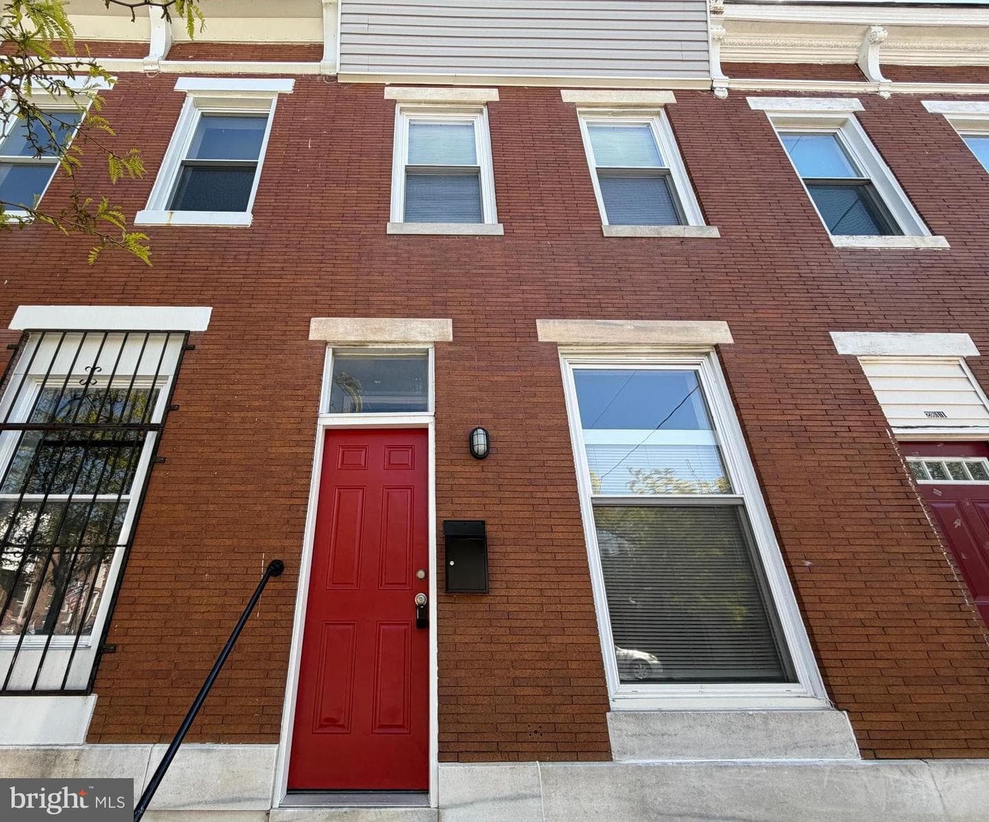 2813 E Madison Street photo 3
