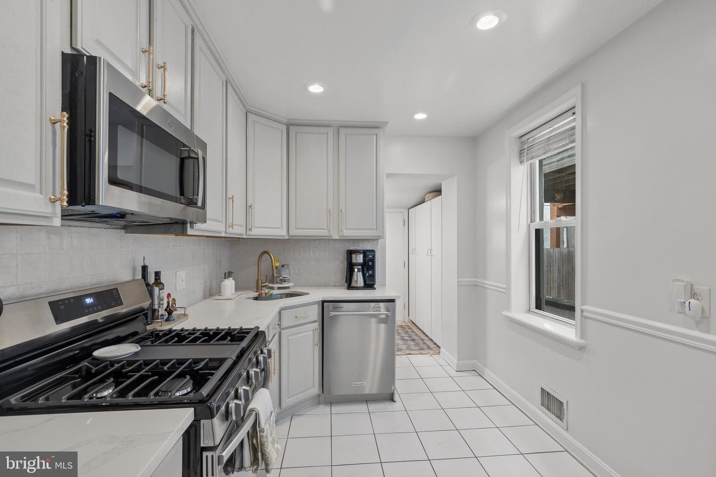 2627 Hudson Street photo 8