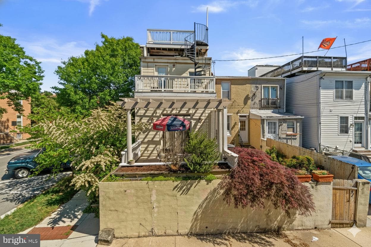 3001 Elliott Street photo 2