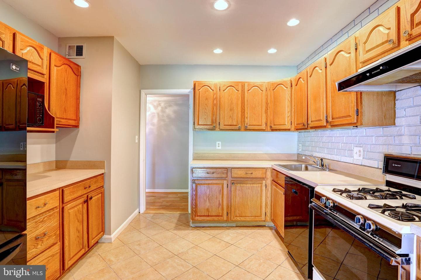 8 Cross Keys Road #8f photo 14
