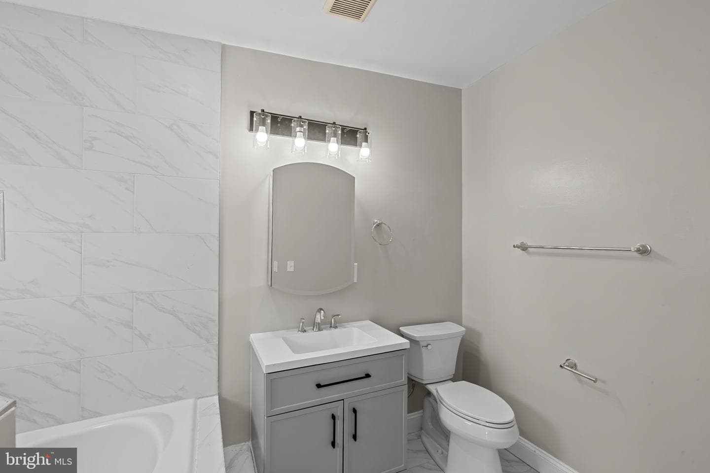 1525 W Pratt Street photo 25