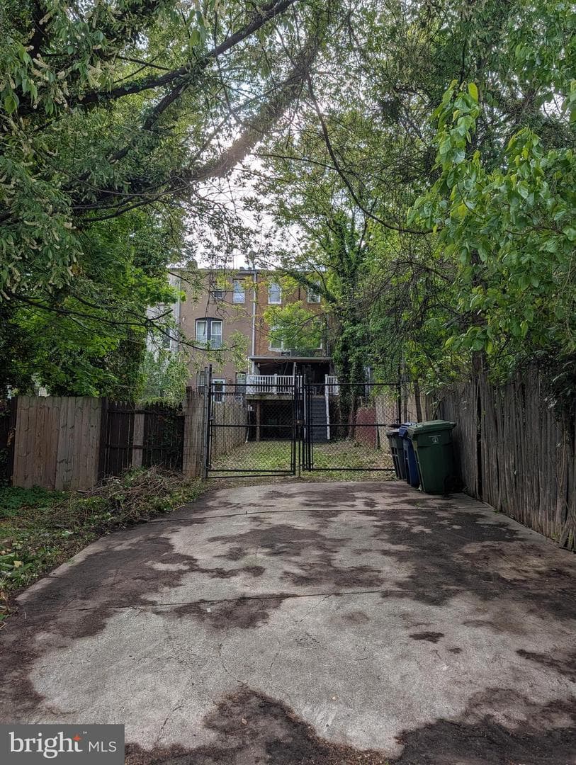 2431 Calvert Street N photo 30