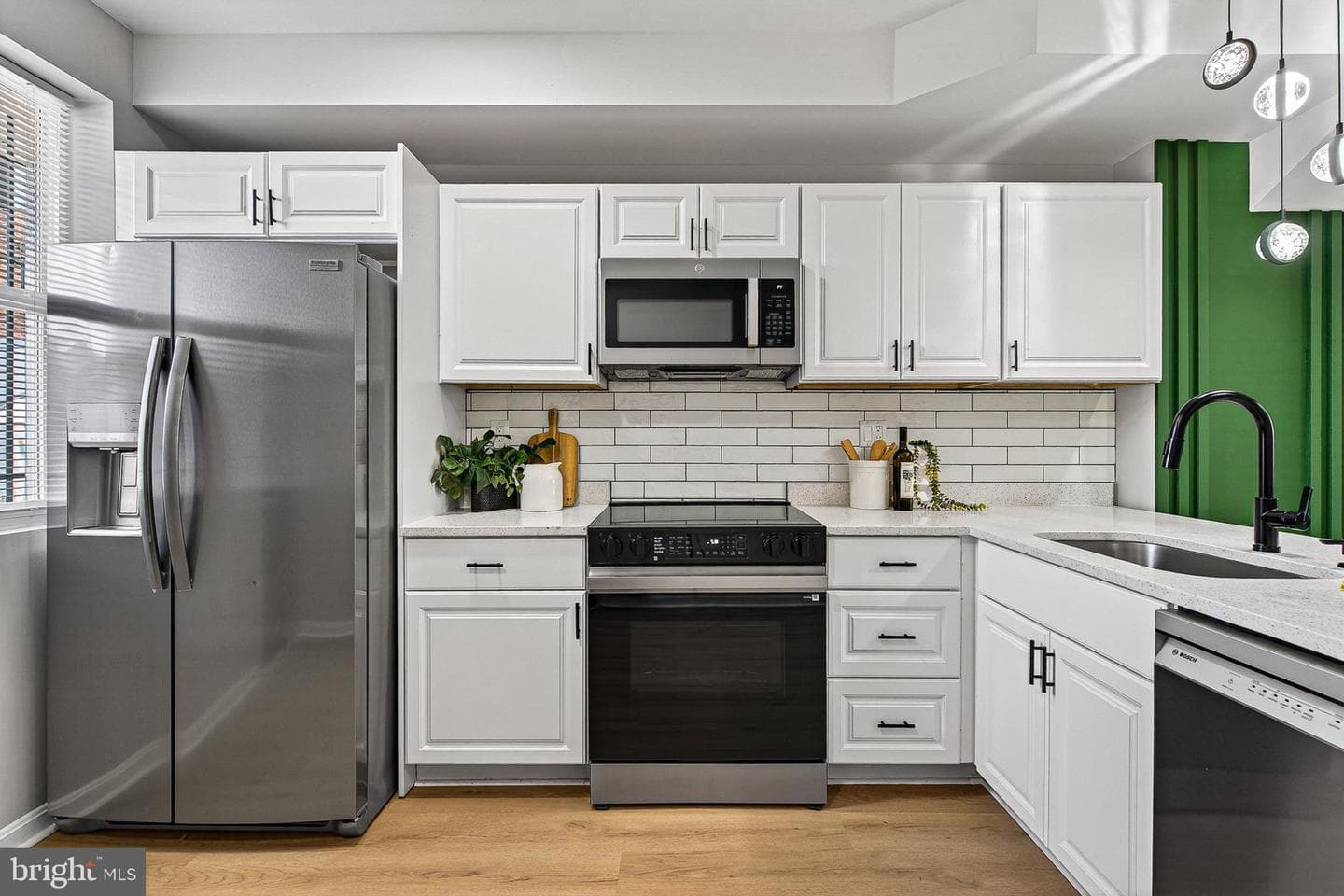 1725 E Oliver Street photo 2