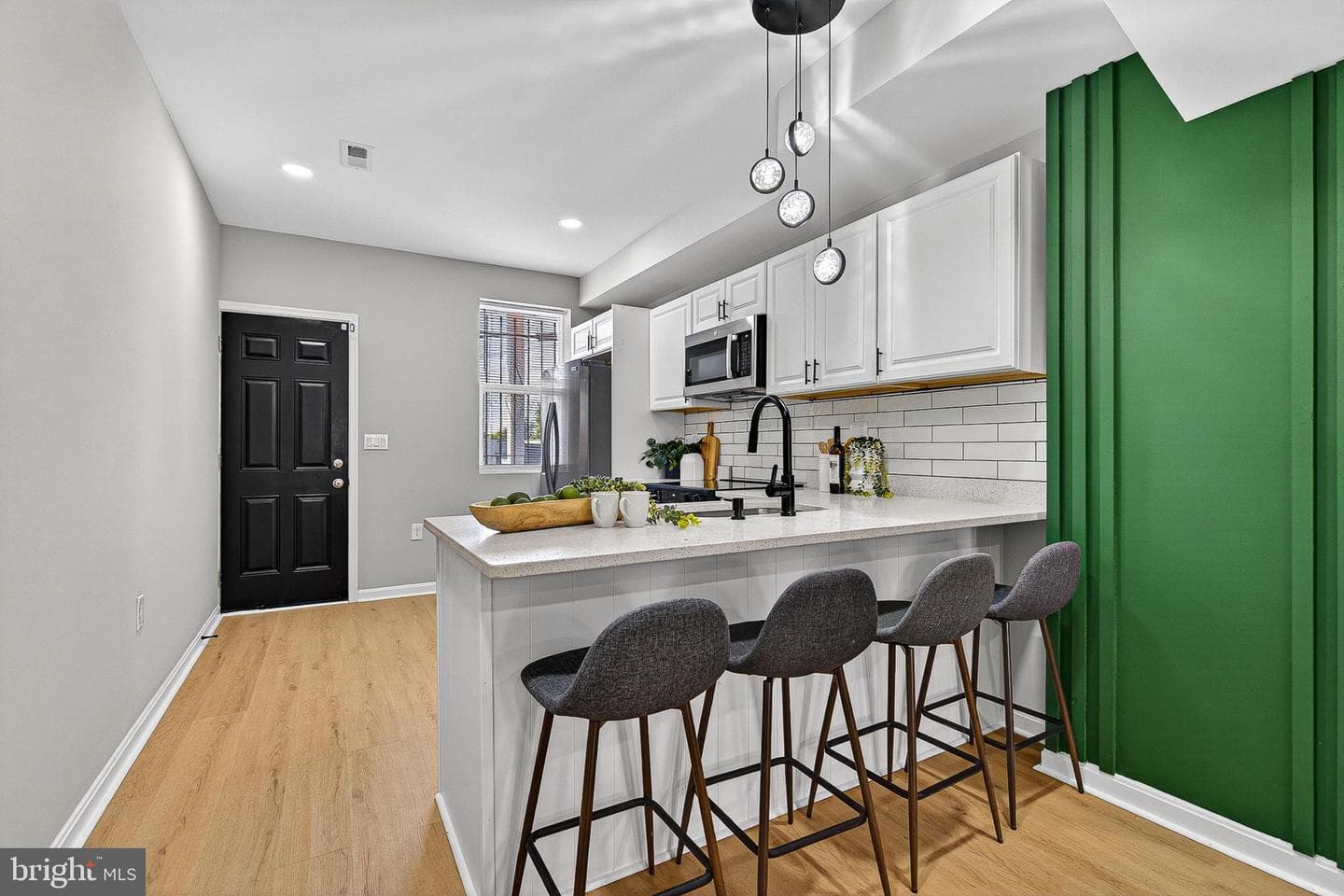 1725 E Oliver Street photo 3
