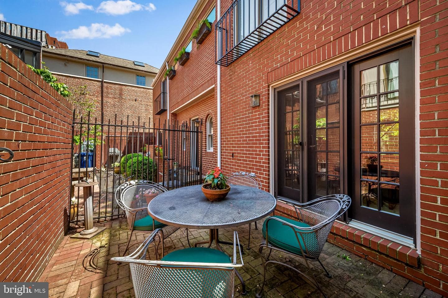 121 W Lee Street photo 11