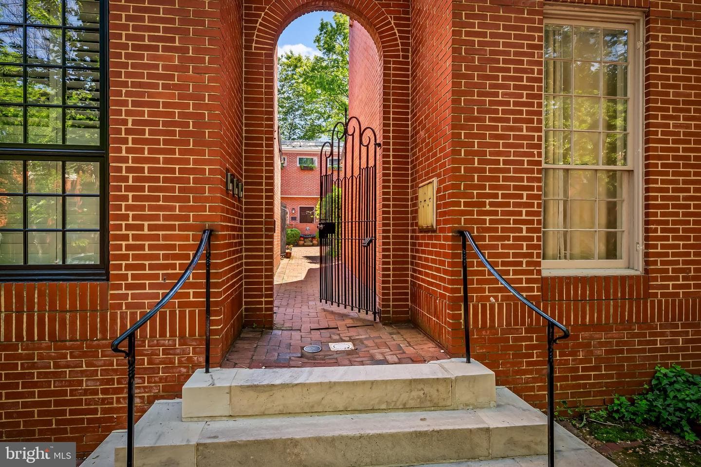 121 W Lee Street photo 2