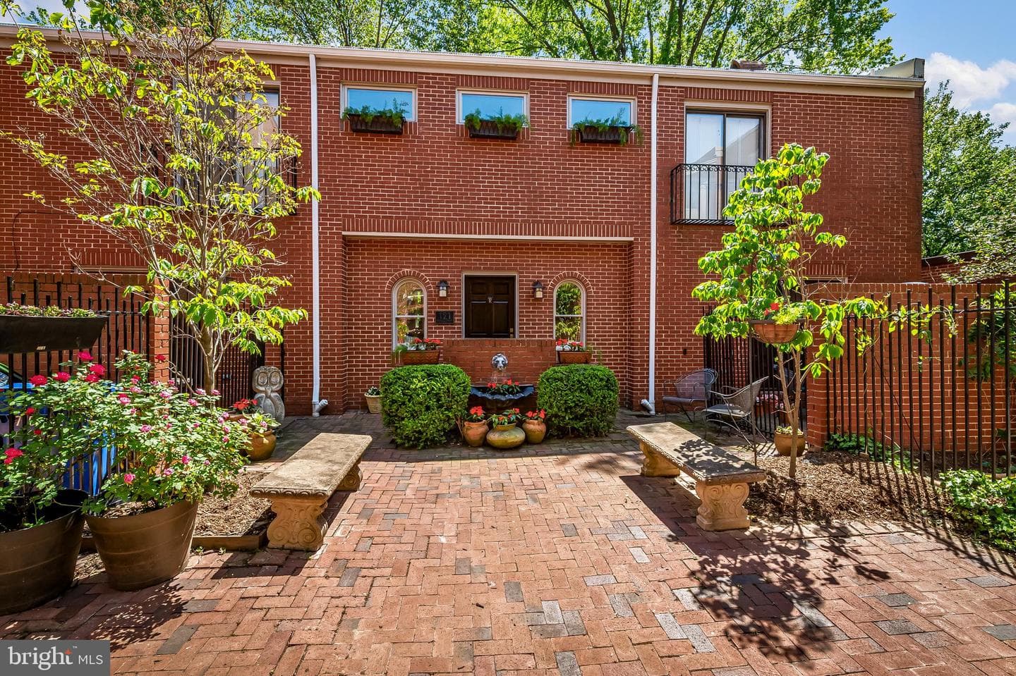 121 W Lee Street photo 3