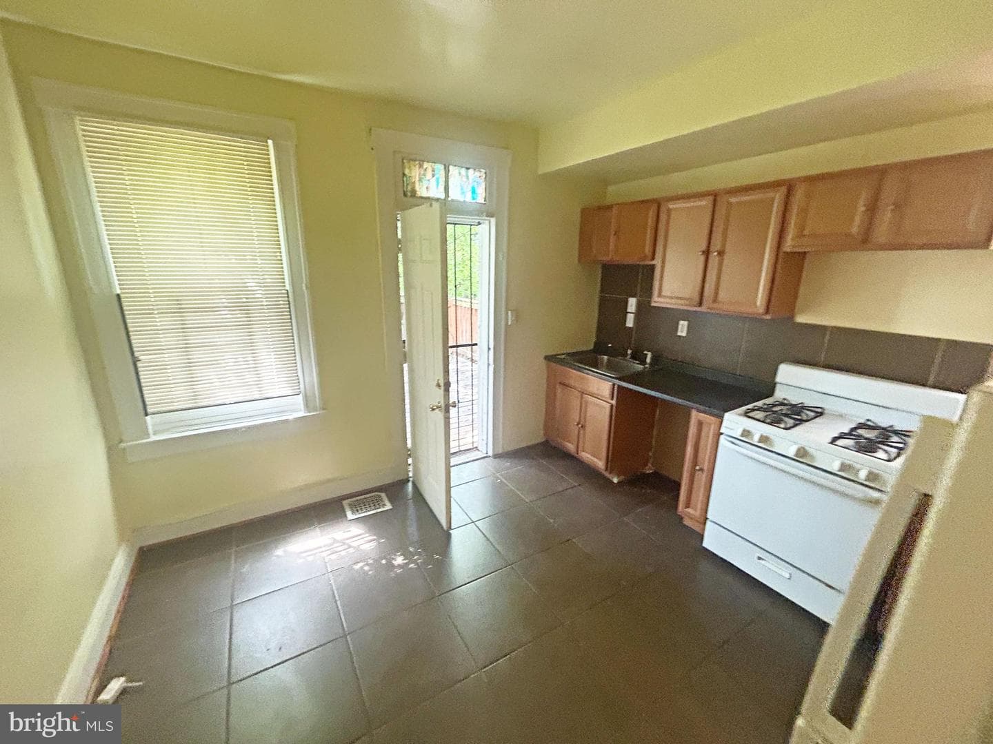 617 Dumbarton Avenue photo 9