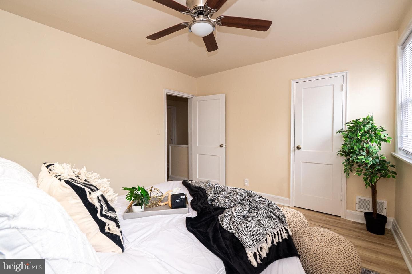 1226 N Augusta Avenue photo 9