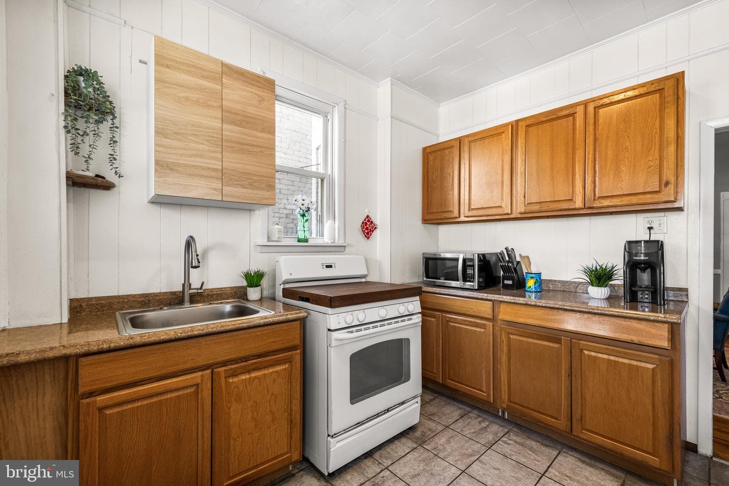 1238 W 37th Street photo 9