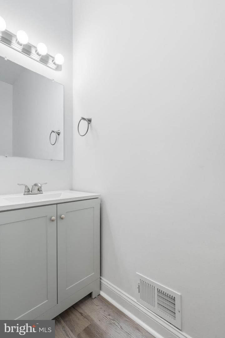 2415 E Madison Street photo 12
