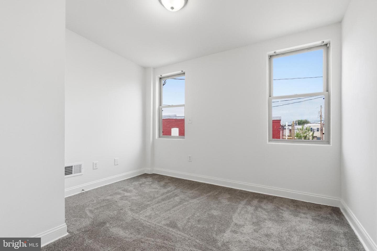 2415 E Madison Street photo 14