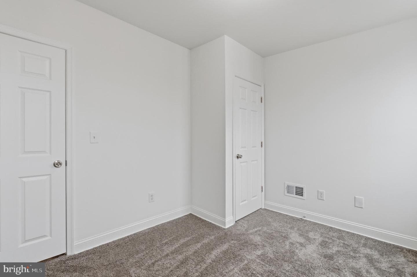 2415 E Madison Street photo 16