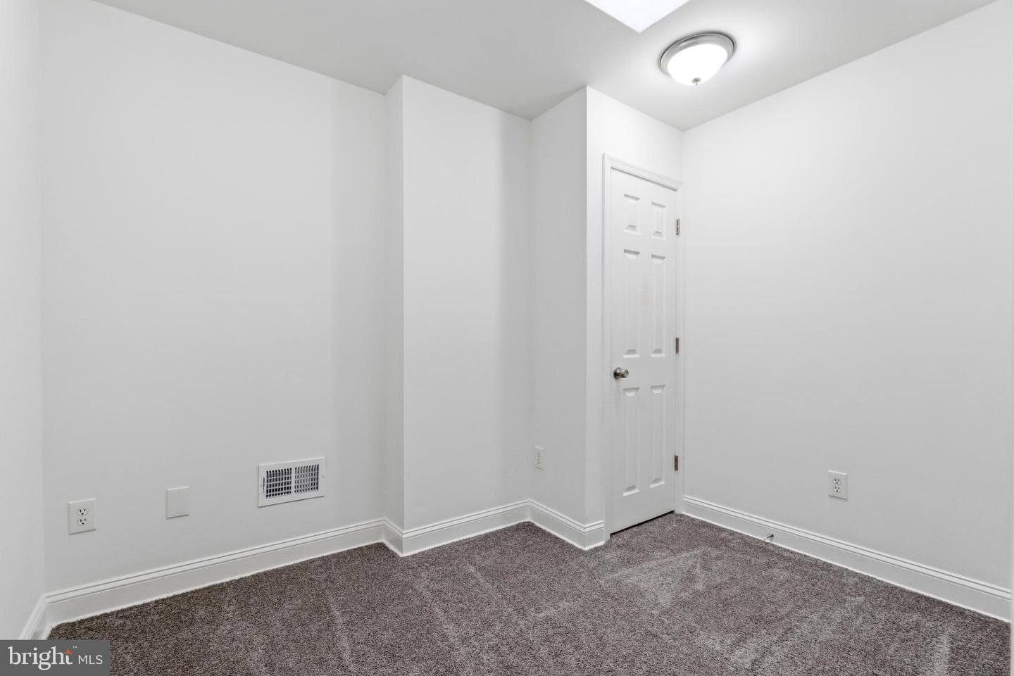 2415 E Madison Street photo 17