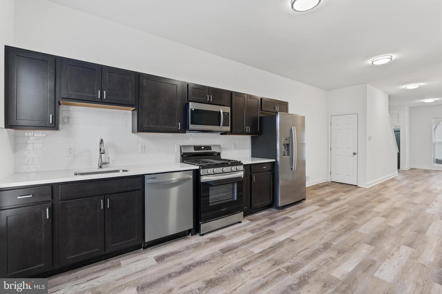 2415 E Madison Street photo 3
