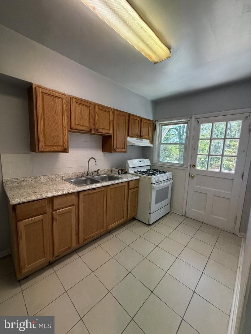 1239 Walters Avenue photo 8