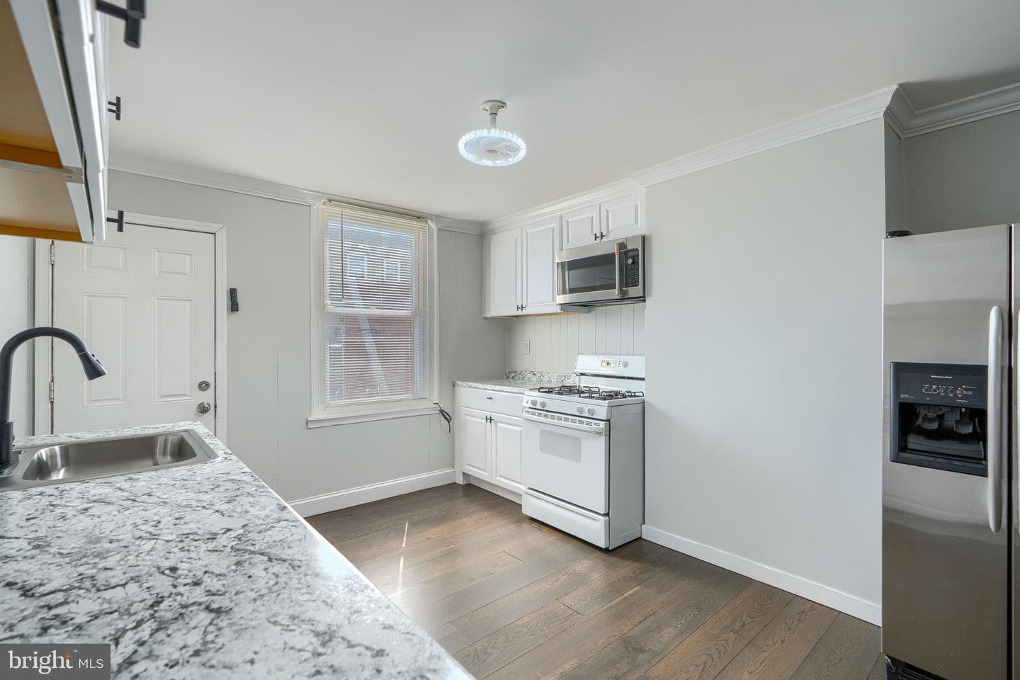 405 Robinson Street photo 10
