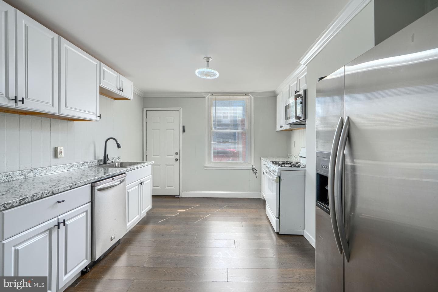 405 Robinson Street photo 8