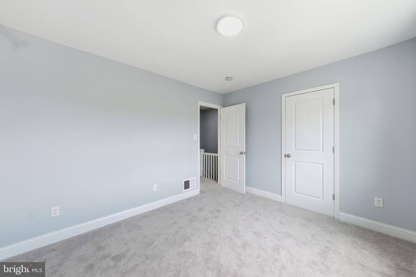 636 Hillview Rd photo 11
