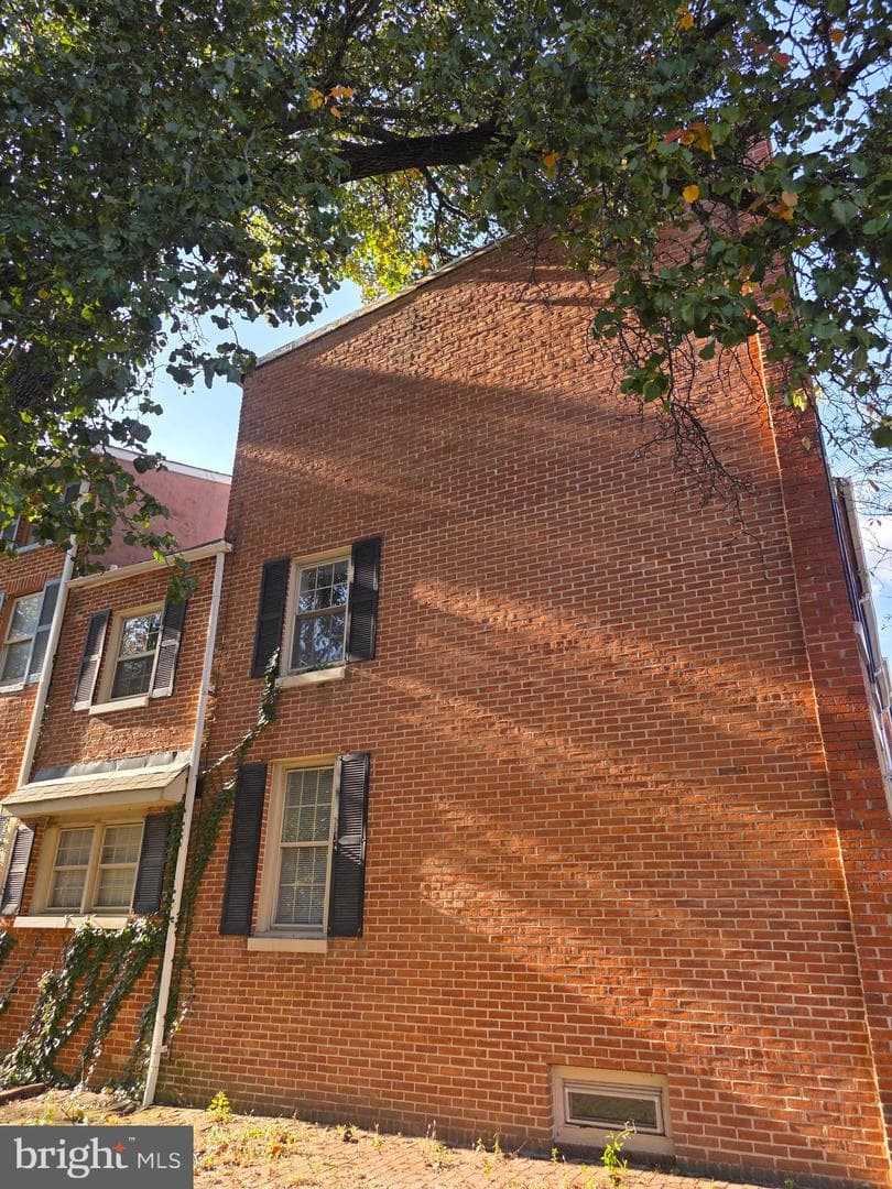 628 Warner Street photo 8