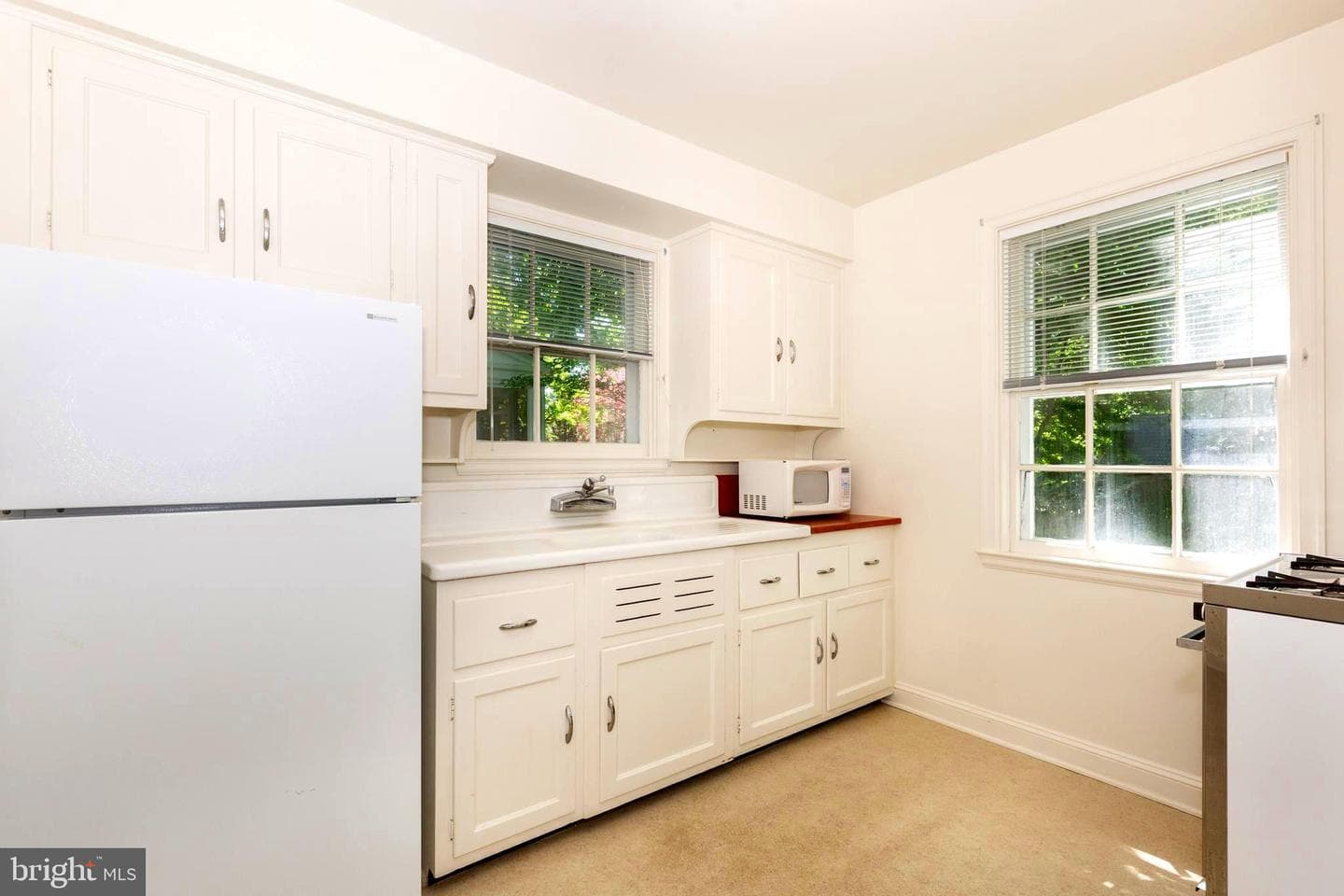 323 Broadmoor Road photo 9
