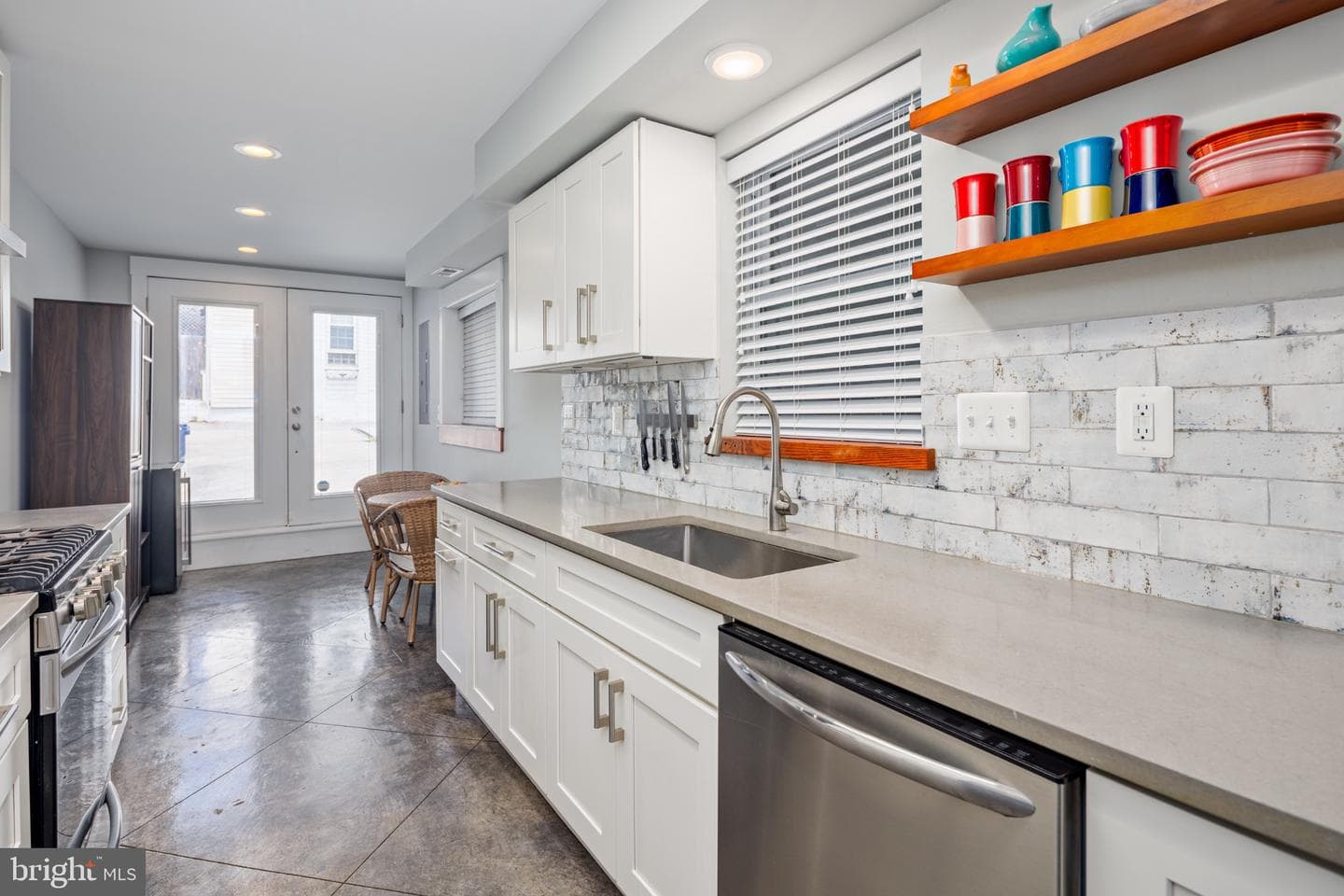218 E Barney Street photo 10