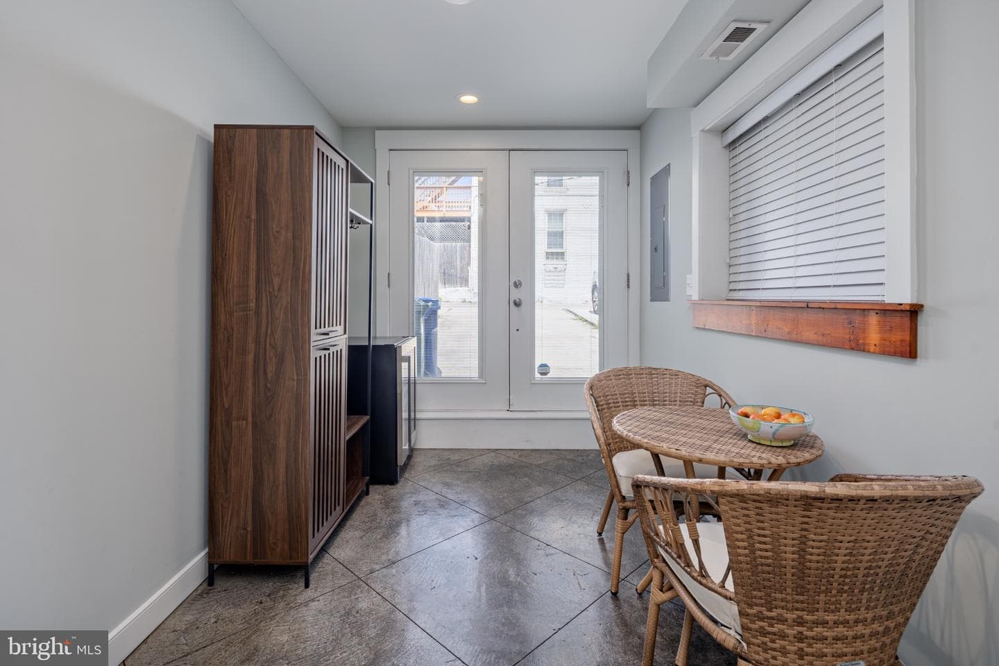 218 E Barney Street photo 12