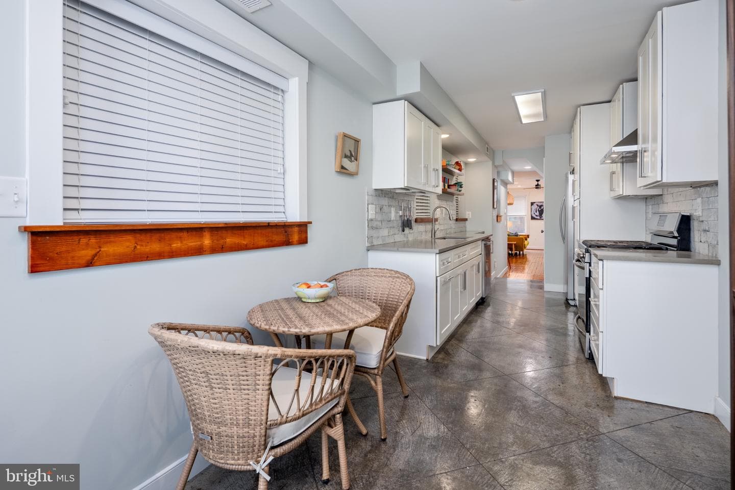 218 E Barney Street photo 14