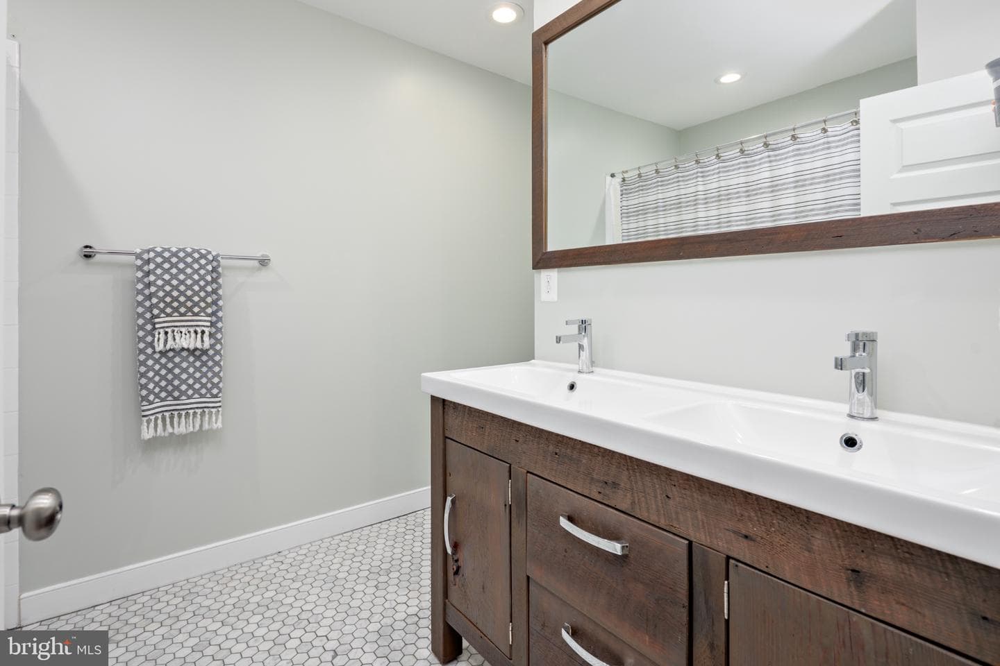218 E Barney Street photo 22