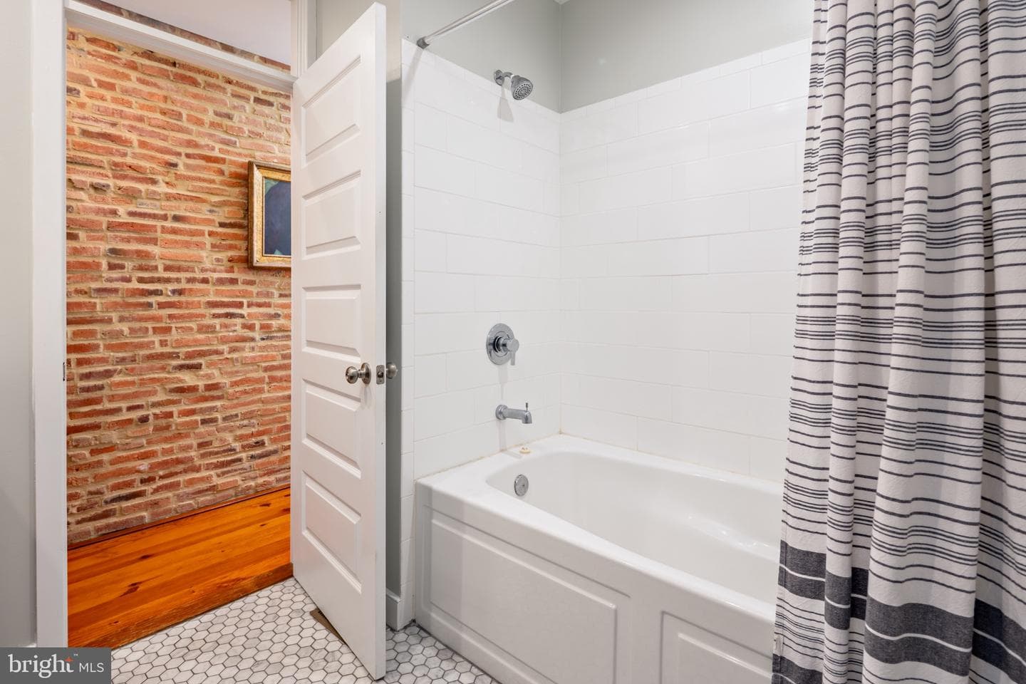 218 E Barney Street photo 23