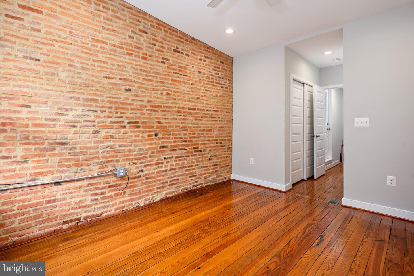 218 E Barney Street photo 27