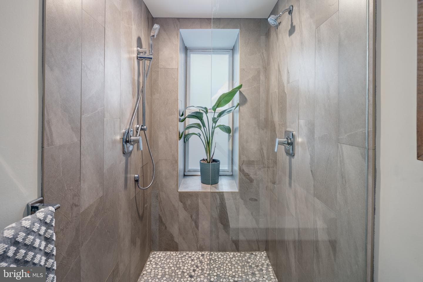 218 E Barney Street photo 30