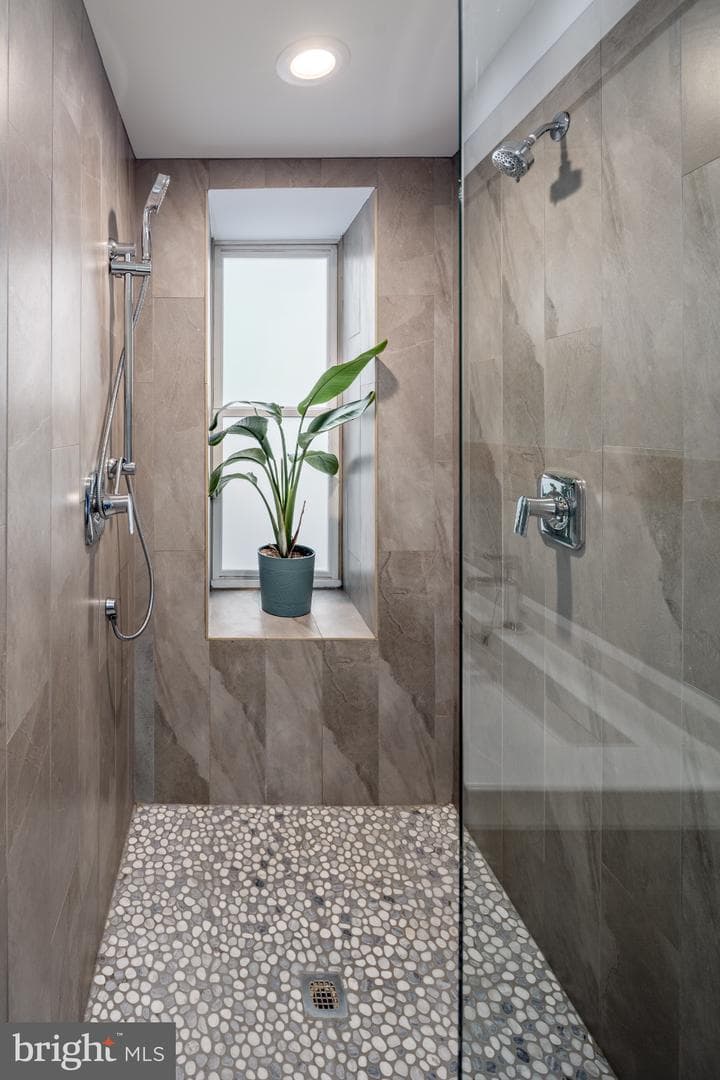 218 E Barney Street photo 31