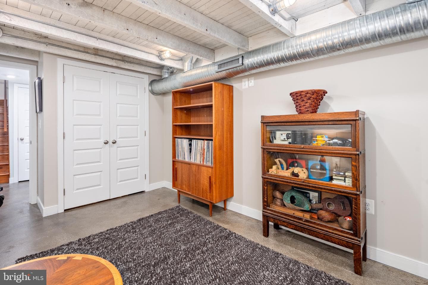 218 E Barney Street photo 40