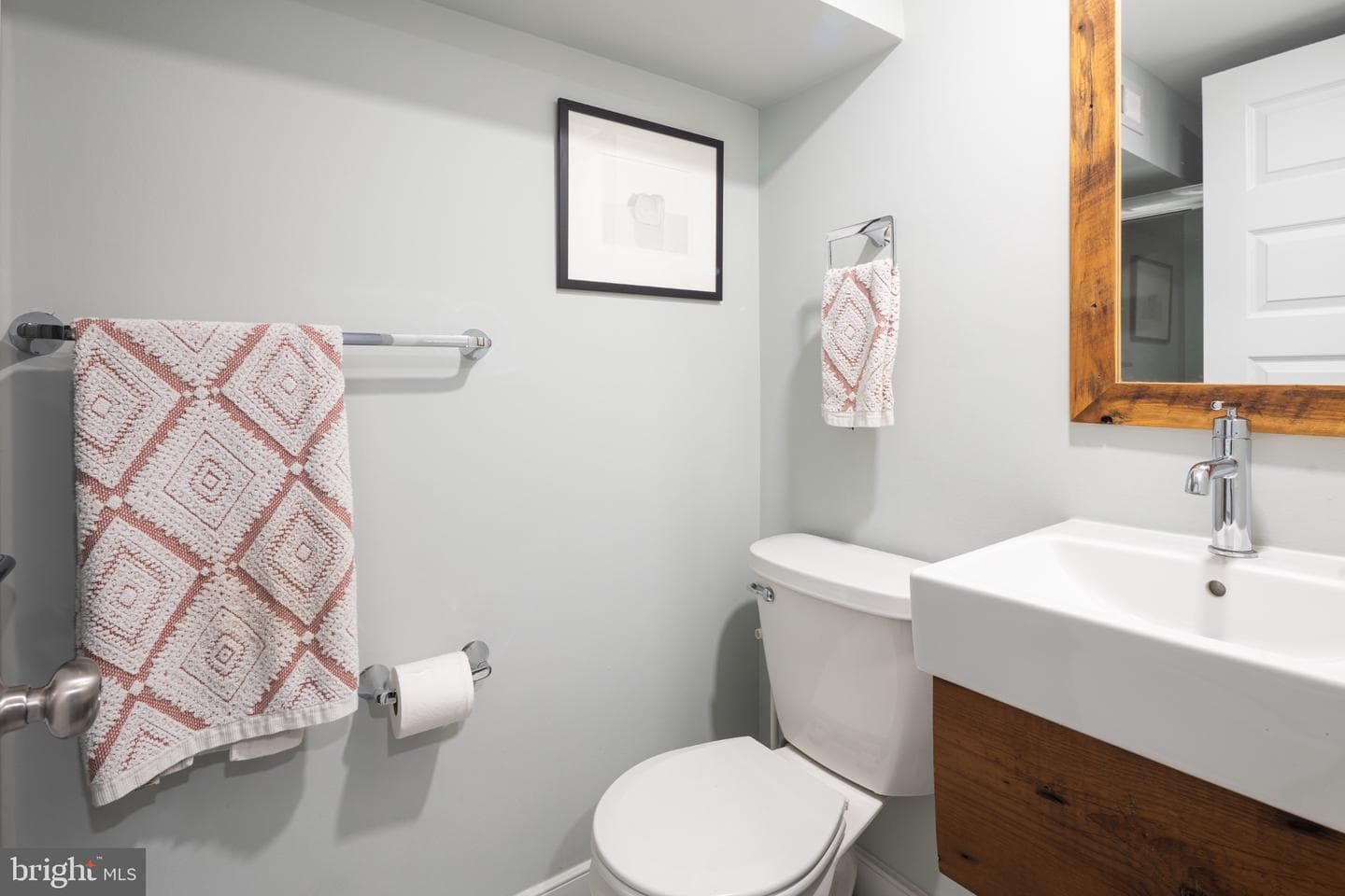 218 E Barney Street photo 41