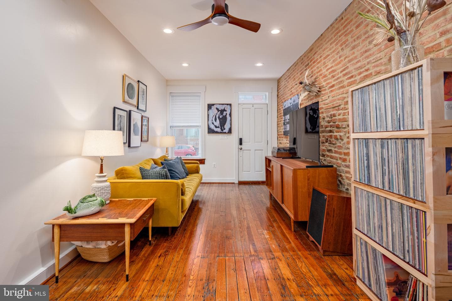 218 E Barney Street photo 5