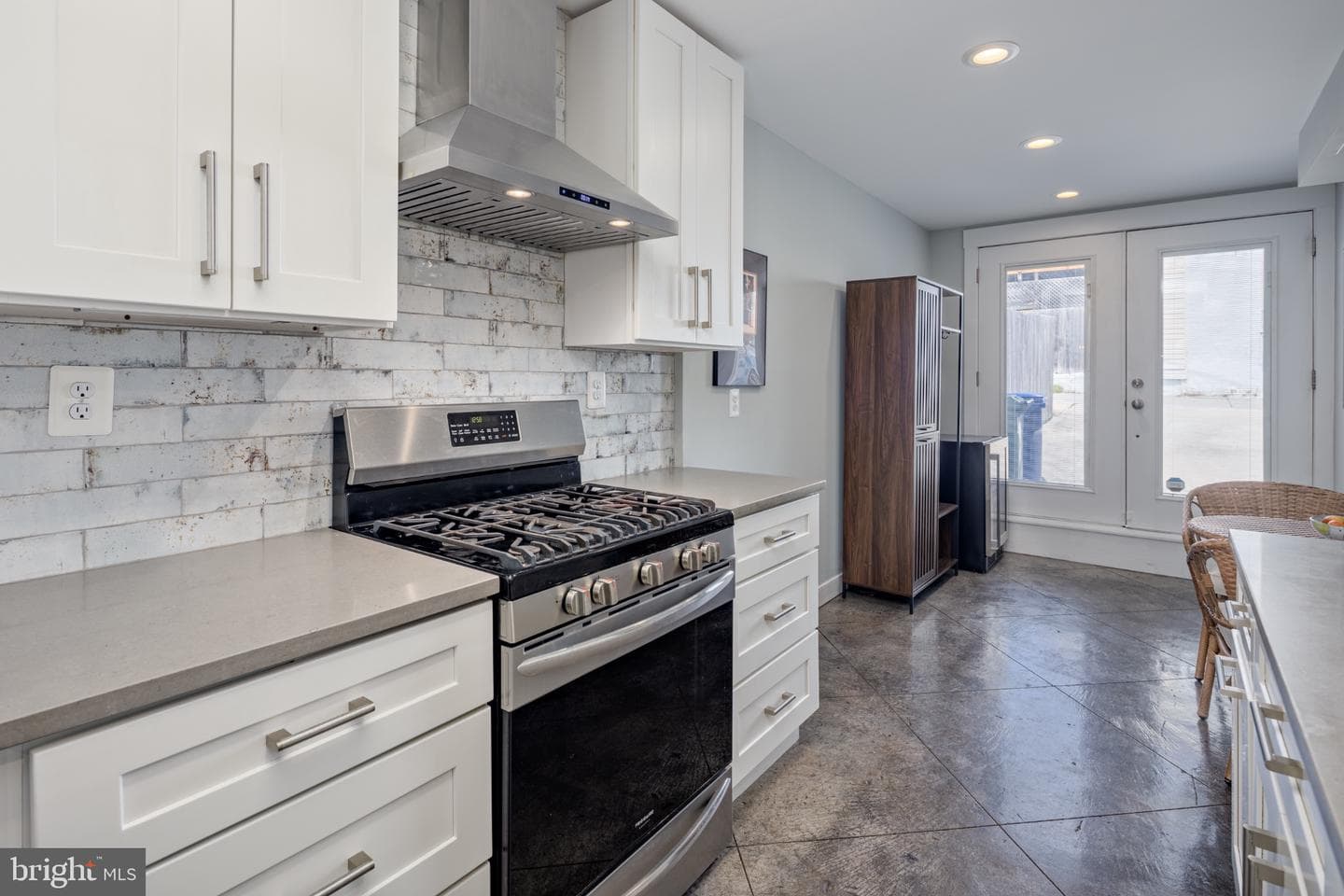 218 E Barney Street photo 9