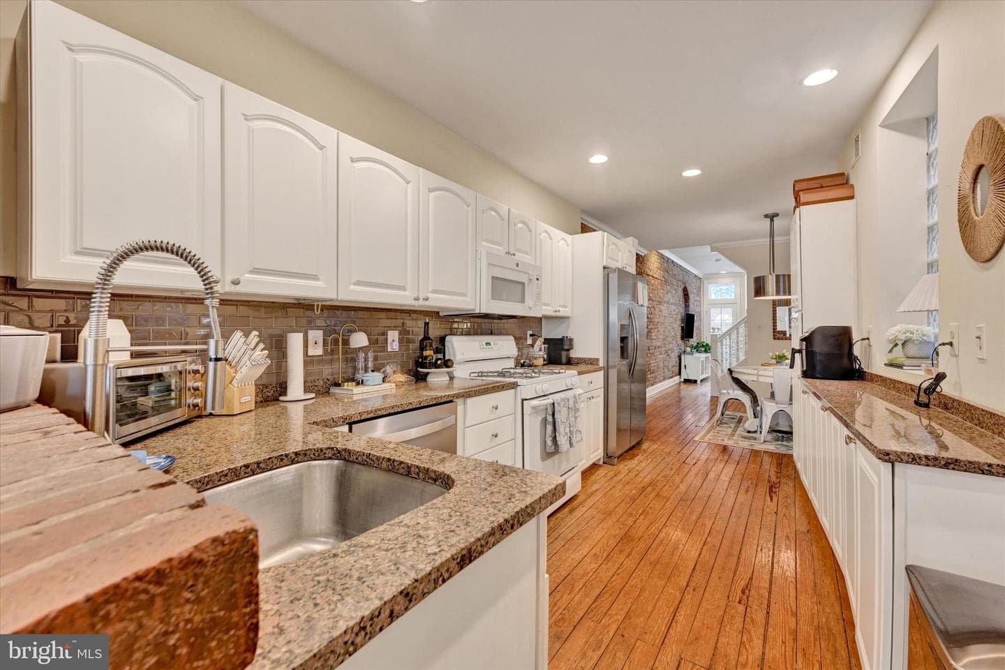 128 W Ostend Street photo 12