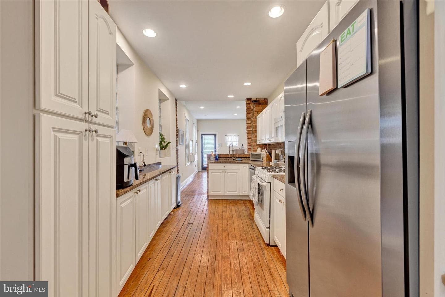 128 W Ostend Street photo 9