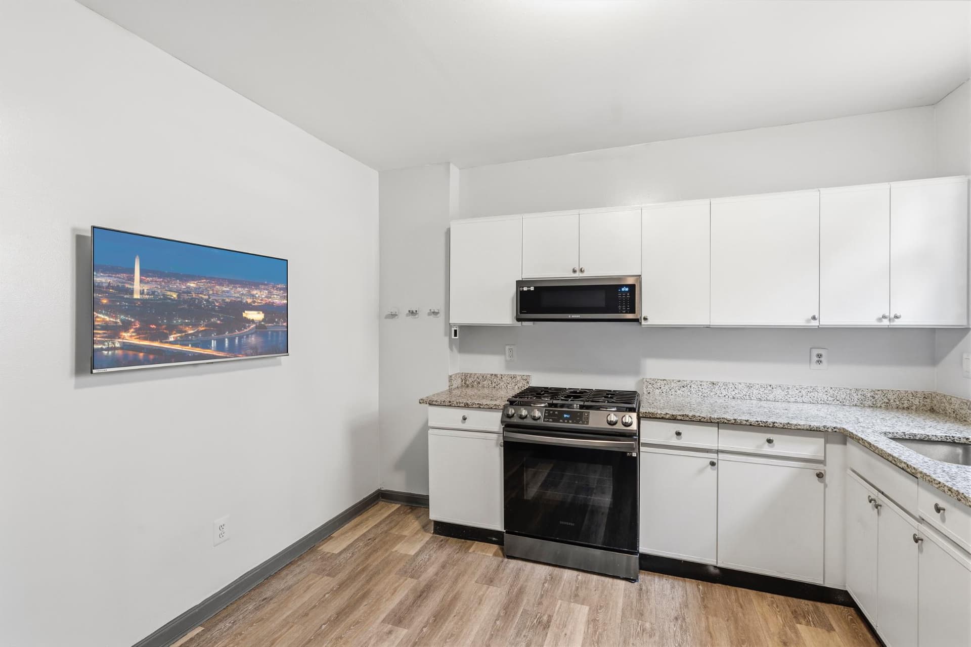 2732 Baker Street photo 10