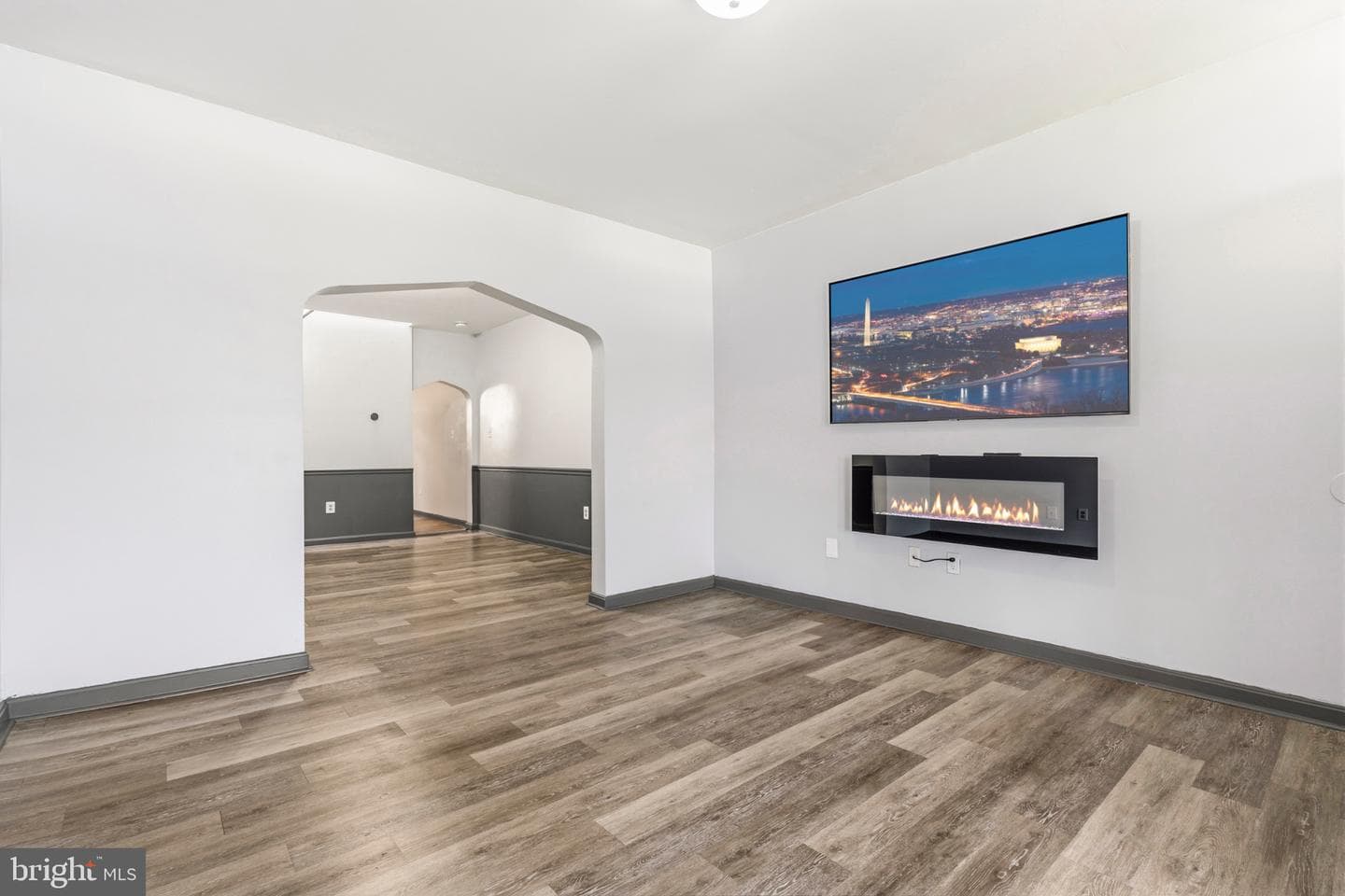2732 Baker Street photo 3