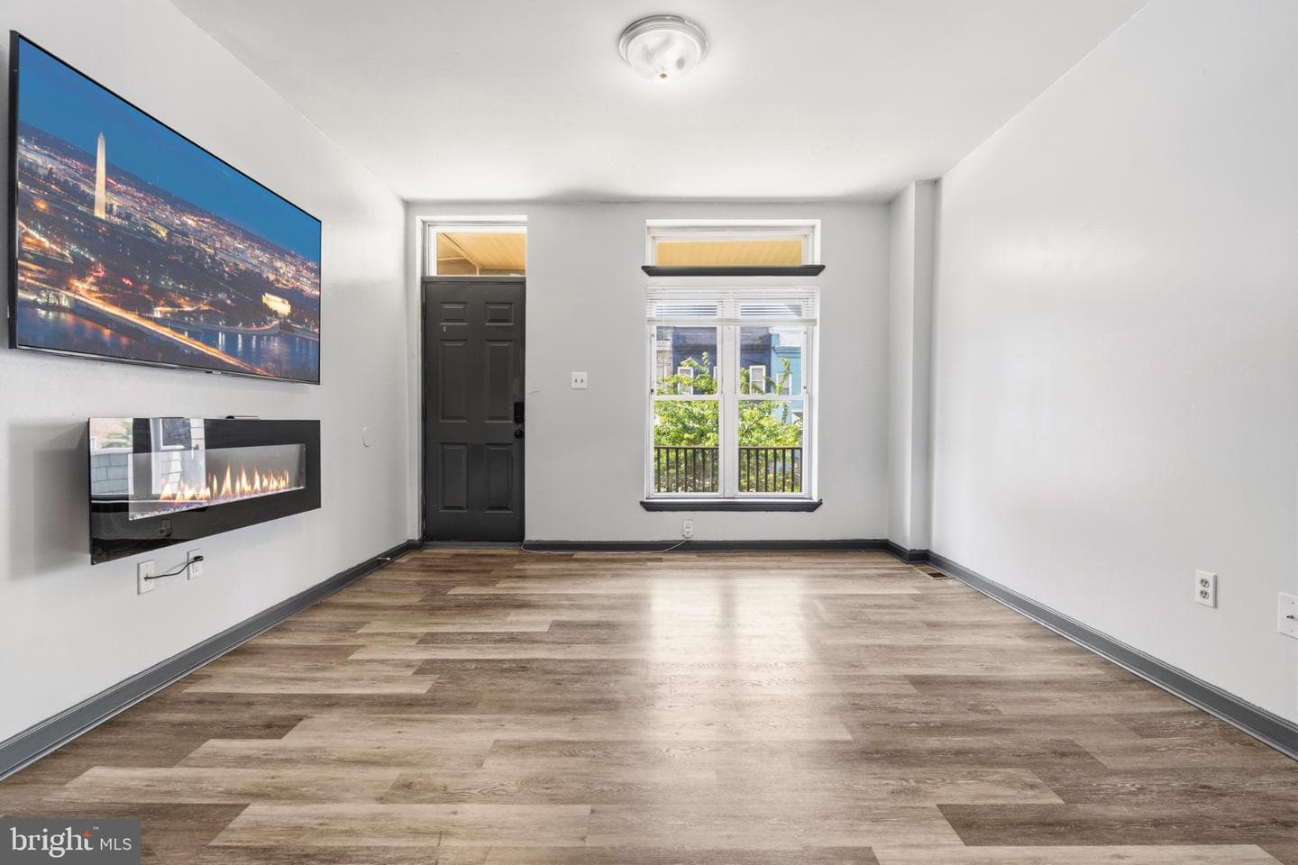 2732 Baker Street photo 5