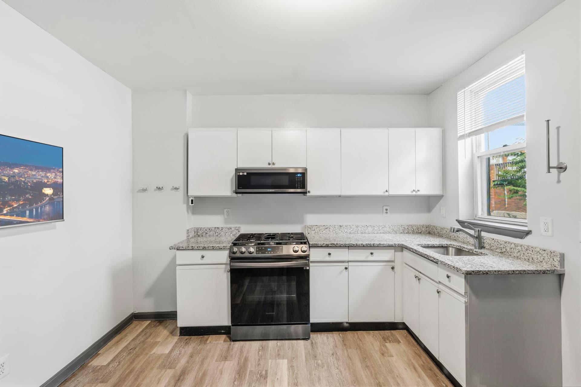 2732 Baker Street photo 9