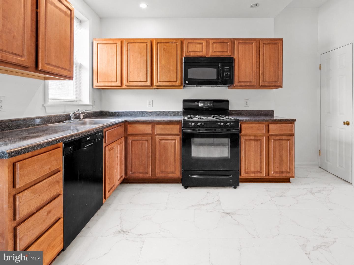 3915 Falls Road photo 8